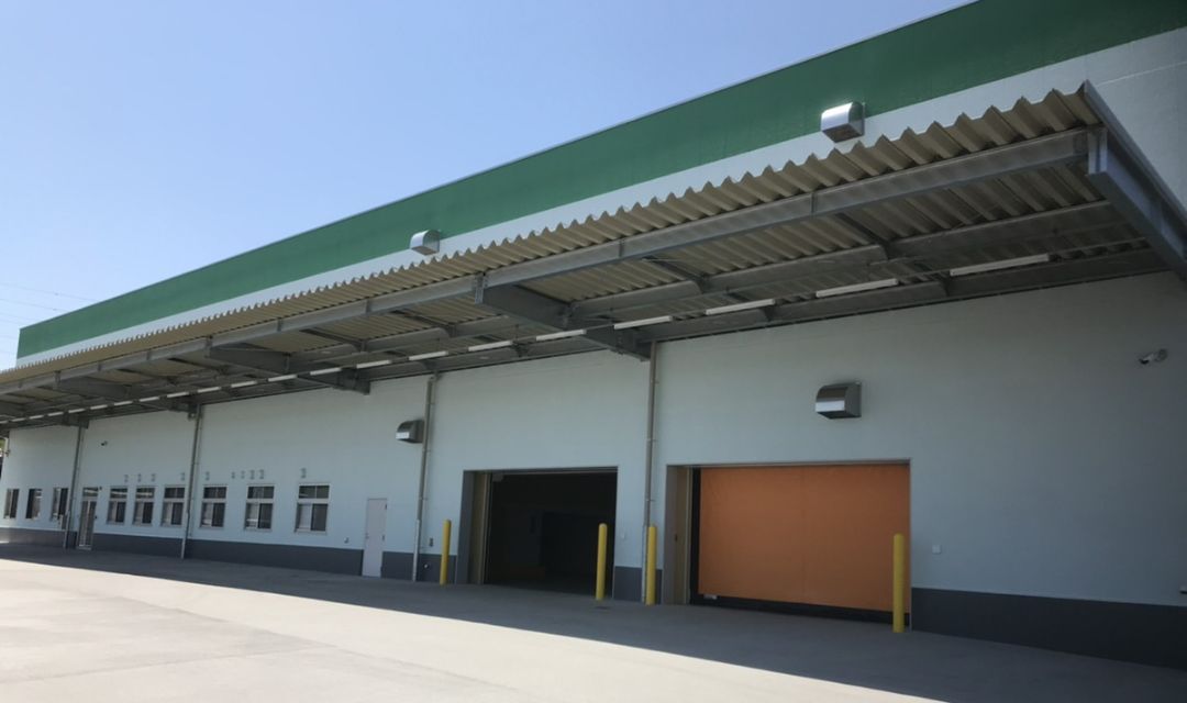 広い自社倉庫でスペースや人員の効率化をはかり、小ロッドから大口まで対応可能